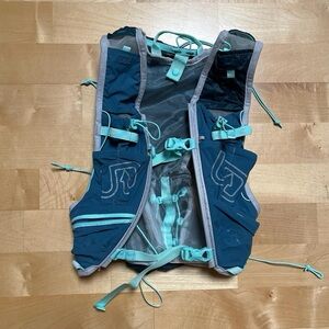 NWOT Ultimate Direction Mountain Vesta 5 Size S/M